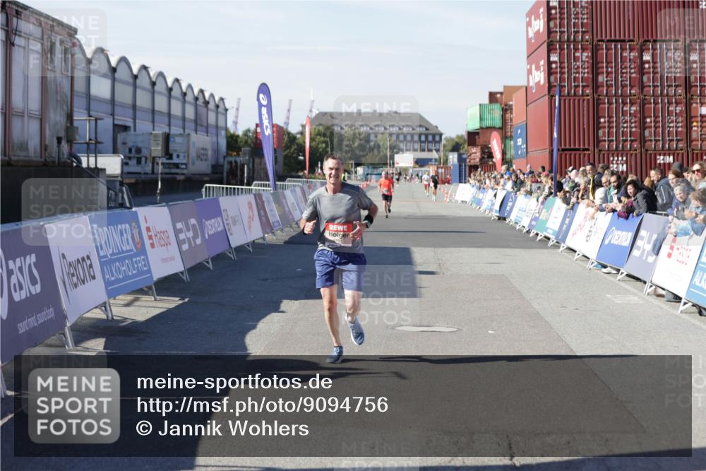 03.10.2025 - Köhlbrandbrückenlauf Jannik Wohlers http://msf.ph/oto/9094756 03.10.2025 12:54:50 Ziel 4079, 6151, 6621 meine-sportfotos.de