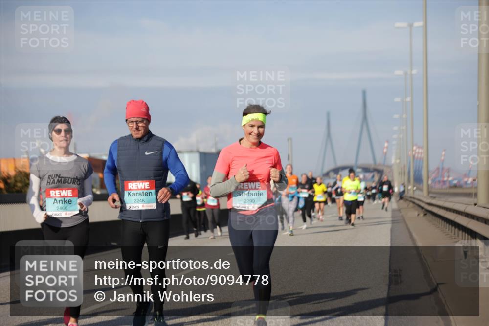 03.10.2025 - Köhlbrandbrückenlauf Jannik Wohlers http://msf.ph/oto/9094778 03.10.2025 10:13:00 Position 3 2466, 2248, 2299 meine-sportfotos.de