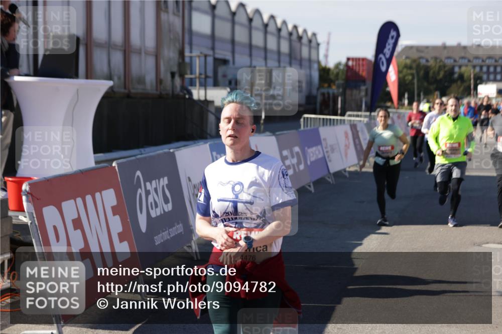 03.10.2025 - Köhlbrandbrückenlauf Jannik Wohlers http://msf.ph/oto/9094782 03.10.2025 13:20:42 Ziel 4269, 4476, 4646, 4709, 4790, 5480, 5488, 5543, 5774, 5918, 5920, 6777, 6807 meine-sportfotos.de
