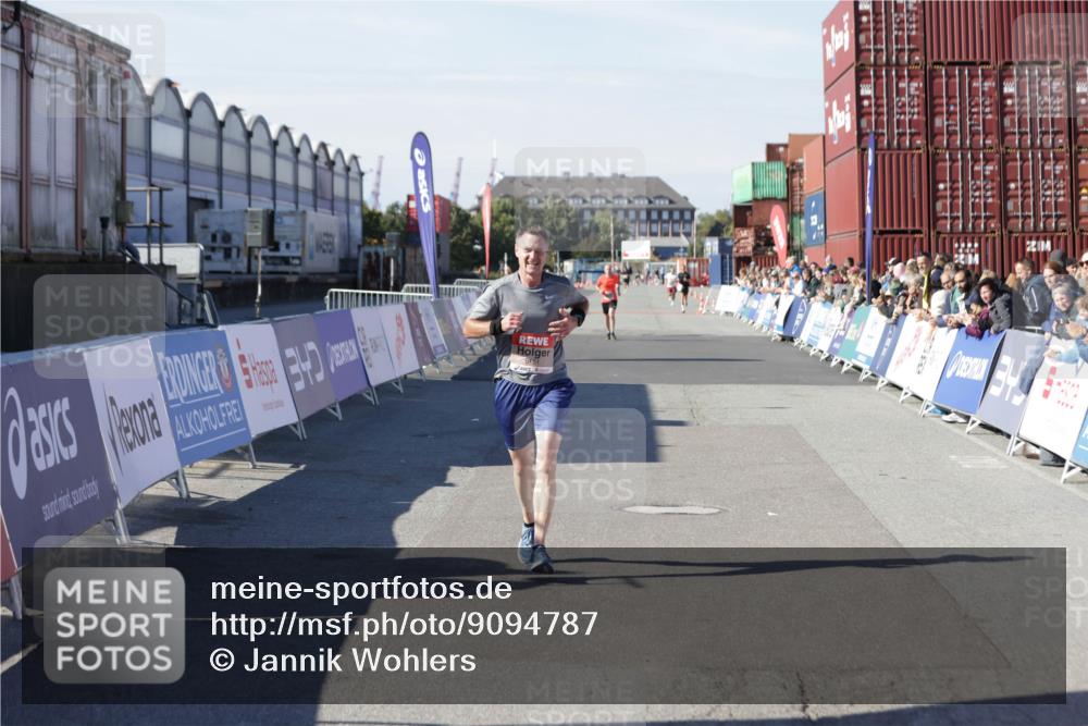03.10.2025 - Köhlbrandbrückenlauf Jannik Wohlers http://msf.ph/oto/9094787 03.10.2025 12:54:50 Ziel 4079, 6151, 6621 meine-sportfotos.de