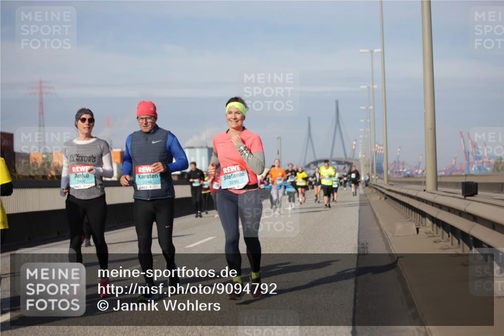 03.10.2025 - Köhlbrandbrückenlauf Jannik Wohlers http://msf.ph/oto/9094792 03.10.2025 10:13:00 Position 3 2466, 2248, 2299 meine-sportfotos.de