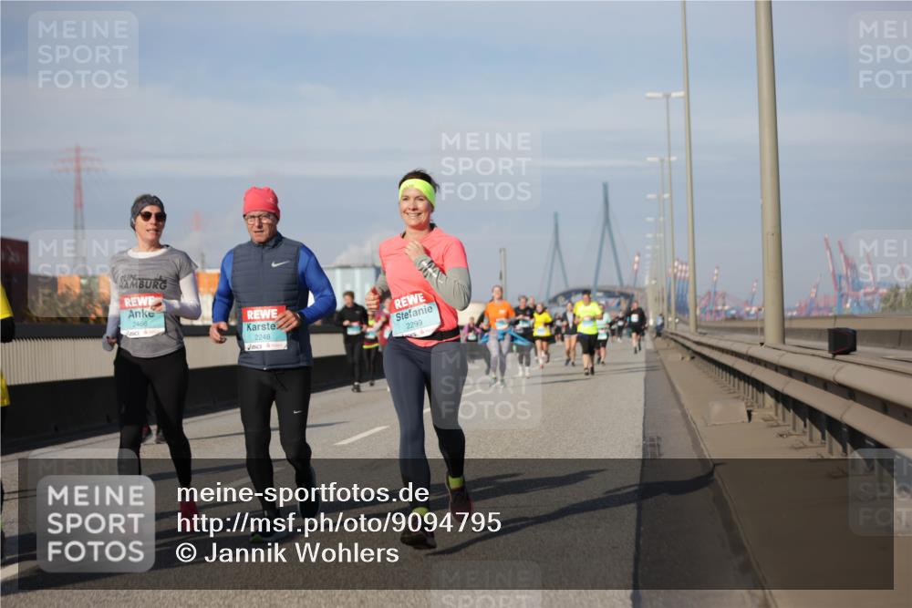 03.10.2025 - Köhlbrandbrückenlauf Jannik Wohlers http://msf.ph/oto/9094795 03.10.2025 10:13:00 Position 3 2466, 2248, 2299 meine-sportfotos.de