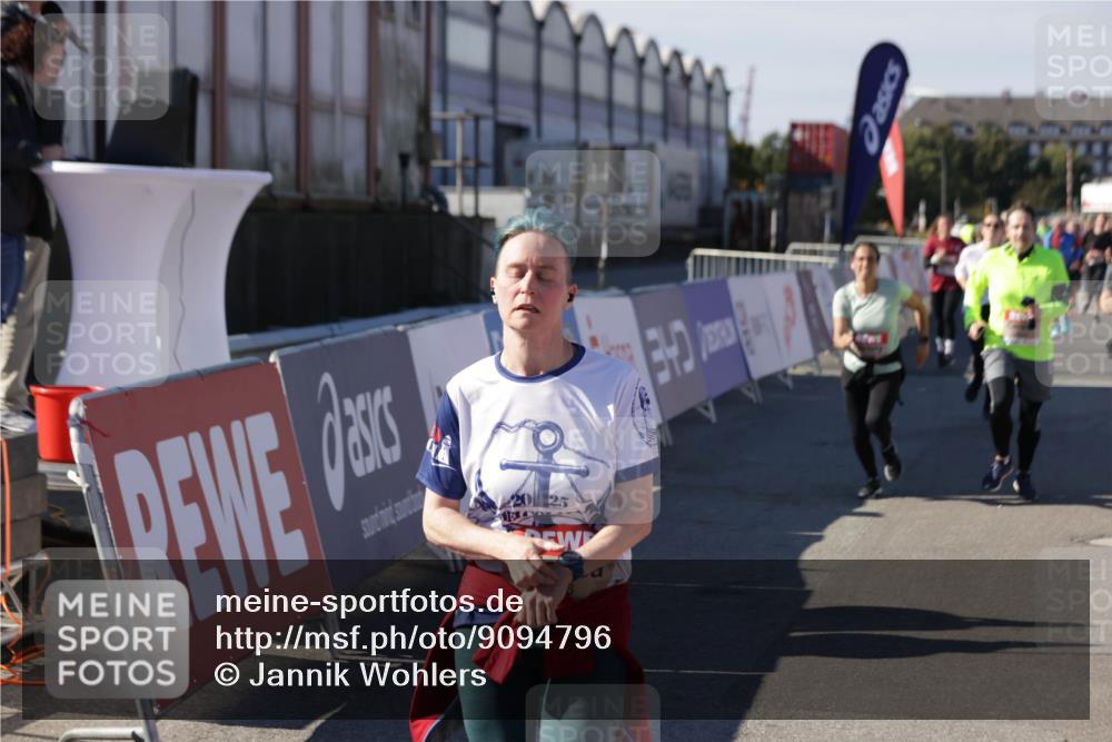 03.10.2025 - Köhlbrandbrückenlauf Jannik Wohlers http://msf.ph/oto/9094796 03.10.2025 13:20:42 Ziel 4269, 4476, 4646, 4709, 4790, 5480, 5488, 5543, 5774, 5918, 5920, 6777, 6807 meine-sportfotos.de