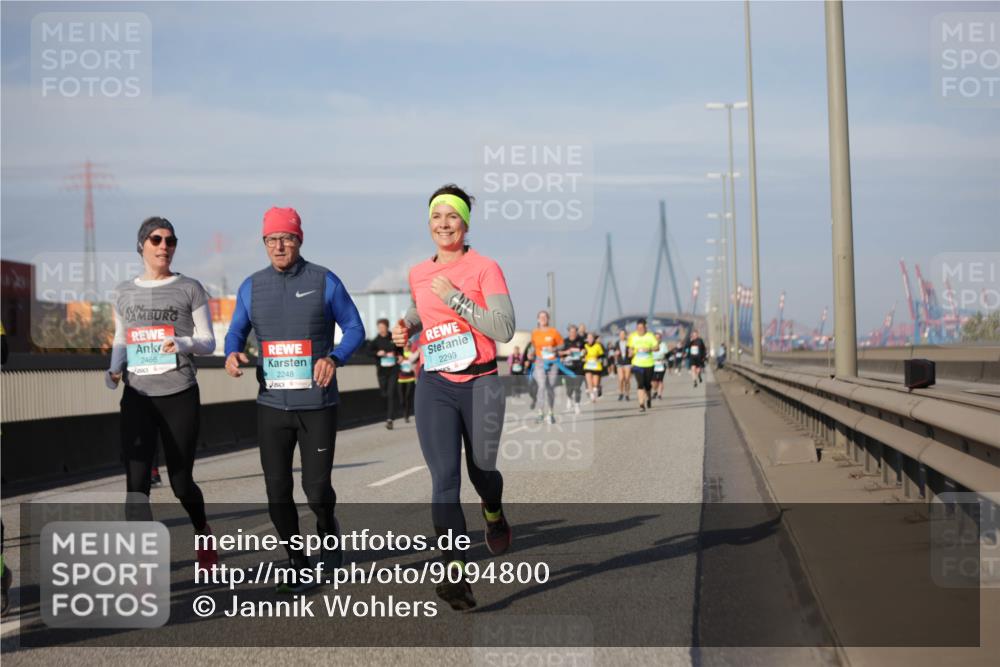 03.10.2025 - Köhlbrandbrückenlauf Jannik Wohlers http://msf.ph/oto/9094800 03.10.2025 10:13:00 Position 3 2466, 2248, 2299 meine-sportfotos.de