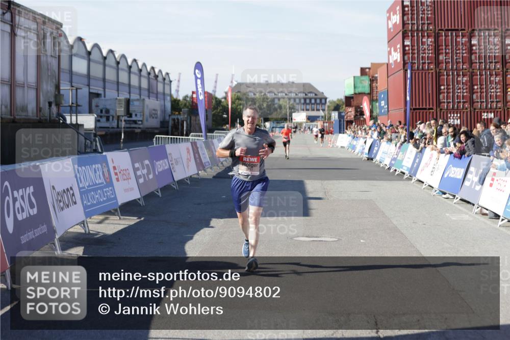 03.10.2025 - Köhlbrandbrückenlauf Jannik Wohlers http://msf.ph/oto/9094802 03.10.2025 12:54:50 Ziel 4079, 6151, 6621 meine-sportfotos.de