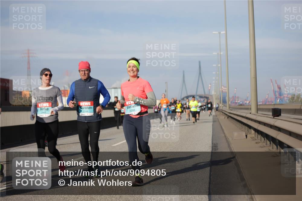 03.10.2025 - Köhlbrandbrückenlauf Jannik Wohlers http://msf.ph/oto/9094805 03.10.2025 10:13:00 Position 3 2466, 2248, 2299 meine-sportfotos.de