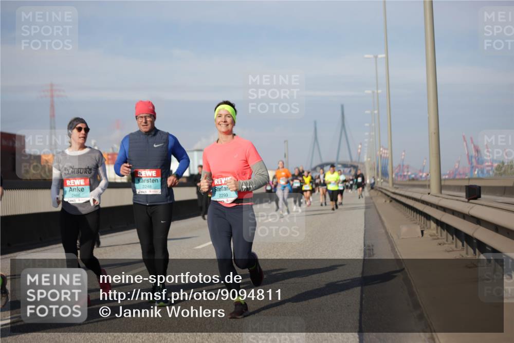 03.10.2025 - Köhlbrandbrückenlauf Jannik Wohlers http://msf.ph/oto/9094811 03.10.2025 10:13:00 Position 3 2466, 2248, 2299 meine-sportfotos.de