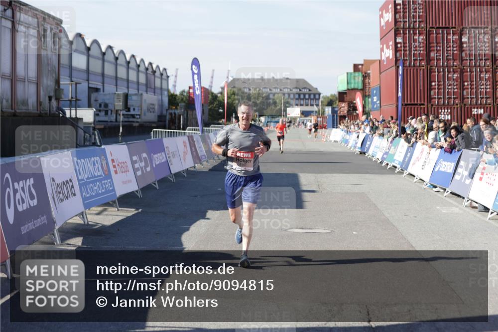 03.10.2025 - Köhlbrandbrückenlauf Jannik Wohlers http://msf.ph/oto/9094815 03.10.2025 12:54:50 Ziel 4079, 6151, 6621 meine-sportfotos.de