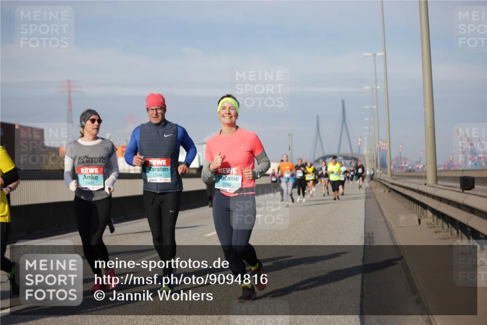 03.10.2025 - Köhlbrandbrückenlauf Jannik Wohlers http://msf.ph/oto/9094816 03.10.2025 10:13:00 Position 3 2466, 2248, 2299 meine-sportfotos.de