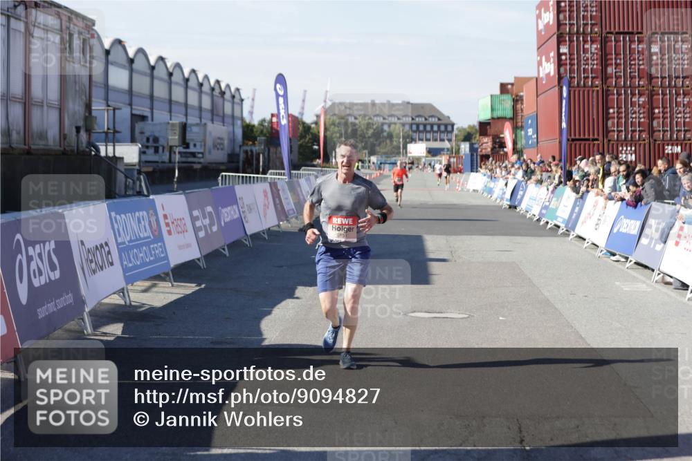 03.10.2025 - Köhlbrandbrückenlauf Jannik Wohlers http://msf.ph/oto/9094827 03.10.2025 12:54:50 Ziel 4079, 6151, 6621 meine-sportfotos.de