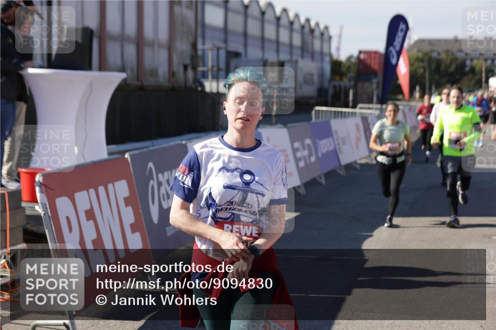 03.10.2025 - Köhlbrandbrückenlauf Jannik Wohlers http://msf.ph/oto/9094830 03.10.2025 13:20:42 Ziel 4269, 4476, 4646, 4709, 4790, 5480, 5488, 5543, 5774, 5918, 5920, 6777, 6807 meine-sportfotos.de