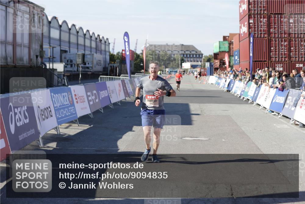 03.10.2025 - Köhlbrandbrückenlauf Jannik Wohlers http://msf.ph/oto/9094835 03.10.2025 12:54:50 Ziel 4079, 6151, 6621 meine-sportfotos.de