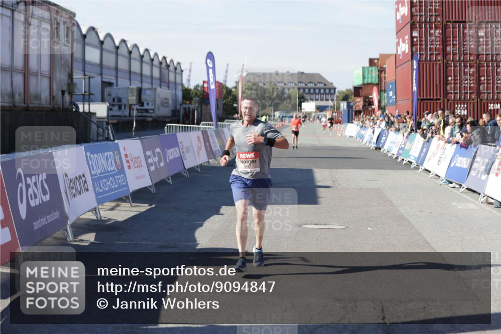 03.10.2025 - Köhlbrandbrückenlauf Jannik Wohlers http://msf.ph/oto/9094847 03.10.2025 12:54:50 Ziel 4079, 6151, 6621 meine-sportfotos.de