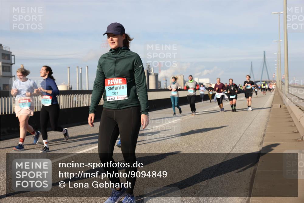 03.10.2025 - Köhlbrandbrückenlauf Lena Gebhardt http://msf.ph/oto/9094849 03.10.2025 10:09:27 Position 2 2271 meine-sportfotos.de