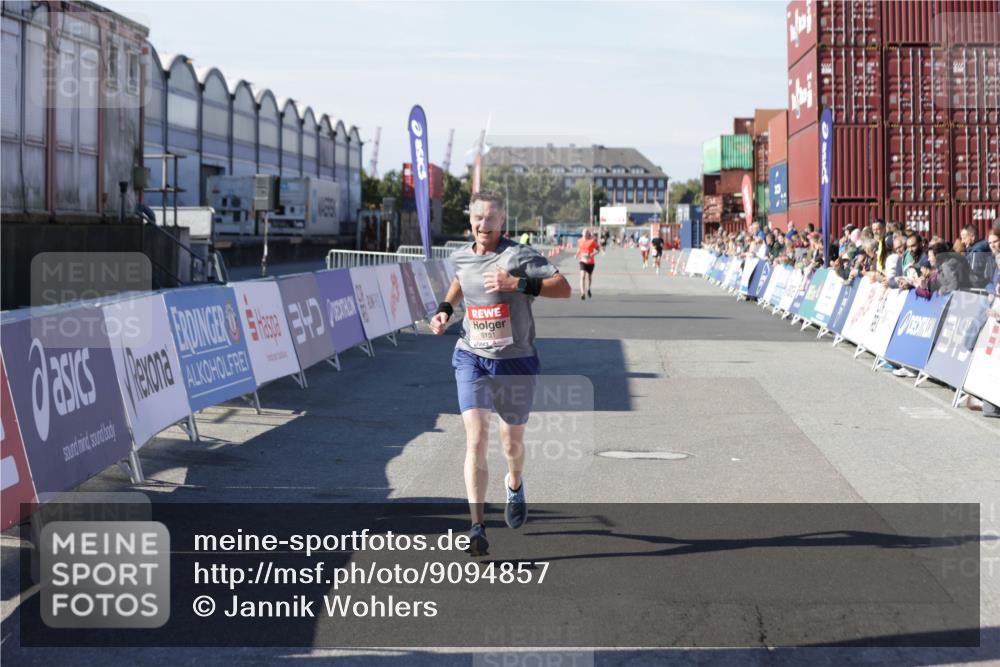 03.10.2025 - Köhlbrandbrückenlauf Jannik Wohlers http://msf.ph/oto/9094857 03.10.2025 12:54:50 Ziel 4079, 6151, 6621 meine-sportfotos.de