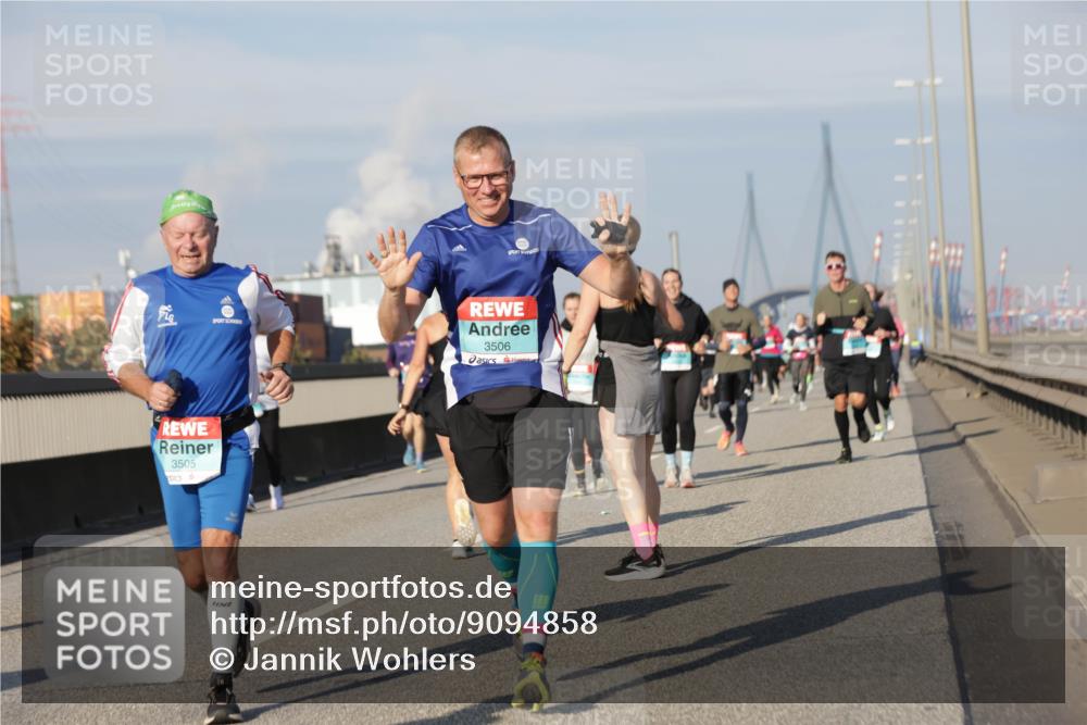 03.10.2025 - Köhlbrandbrückenlauf Jannik Wohlers http://msf.ph/oto/9094858 03.10.2025 10:01:15 Position 3 3505, 3506 meine-sportfotos.de
