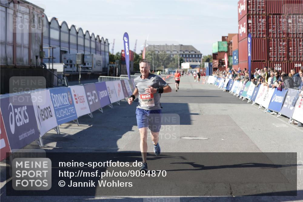 03.10.2025 - Köhlbrandbrückenlauf Jannik Wohlers http://msf.ph/oto/9094870 03.10.2025 12:54:51 Ziel 4079, 6151, 6621 meine-sportfotos.de