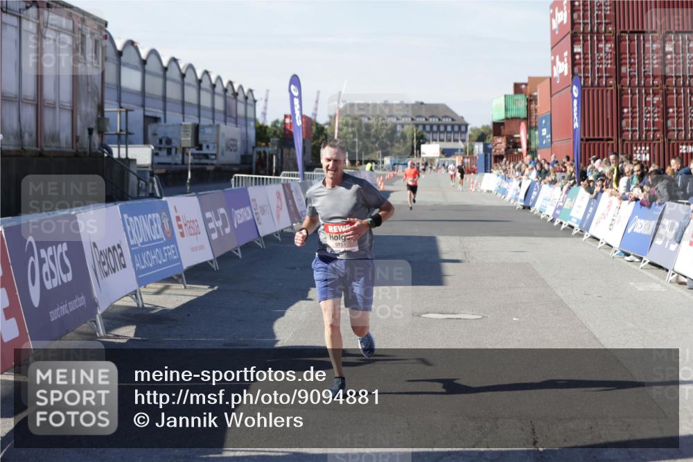 03.10.2025 - Köhlbrandbrückenlauf Jannik Wohlers http://msf.ph/oto/9094881 03.10.2025 12:54:51 Ziel 4079, 6151, 6621 meine-sportfotos.de