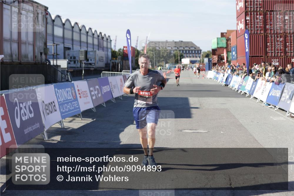 03.10.2025 - Köhlbrandbrückenlauf Jannik Wohlers http://msf.ph/oto/9094893 03.10.2025 12:54:51 Ziel 4079, 6151, 6621 meine-sportfotos.de