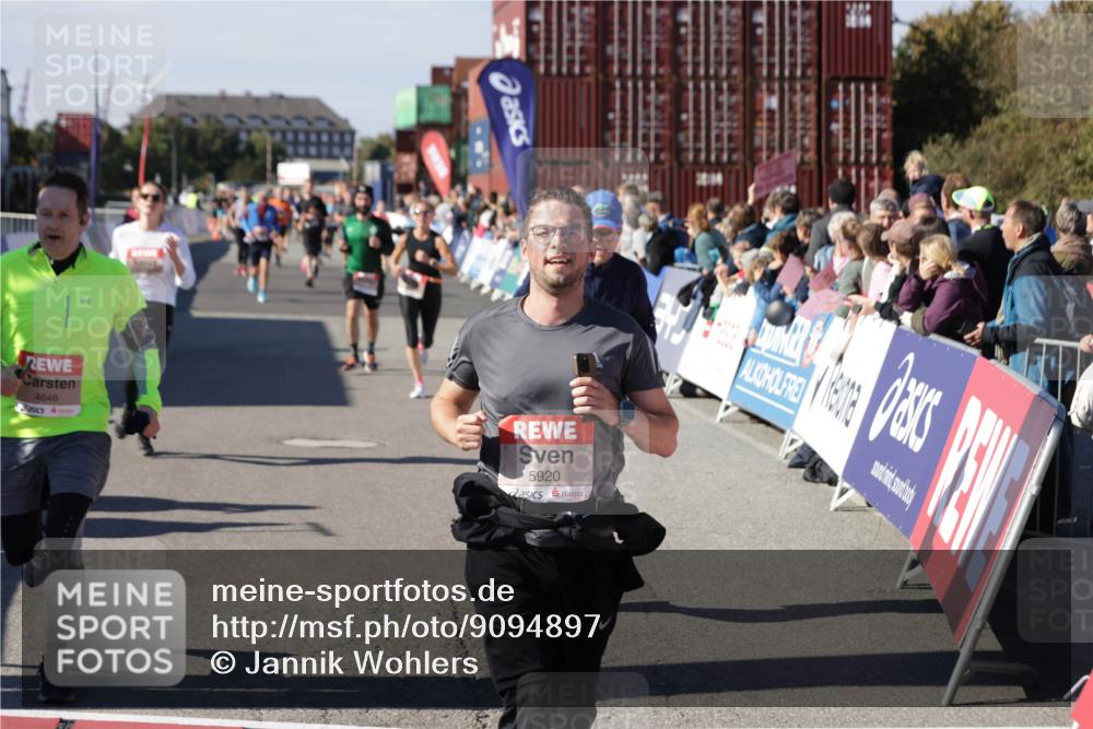 03.10.2025 - Köhlbrandbrückenlauf Jannik Wohlers http://msf.ph/oto/9094897 03.10.2025 13:20:45 Ziel 4476, 4646, 4709, 5480, 5488, 5774, 5918, 5920, 6703, 6777, 6807 meine-sportfotos.de