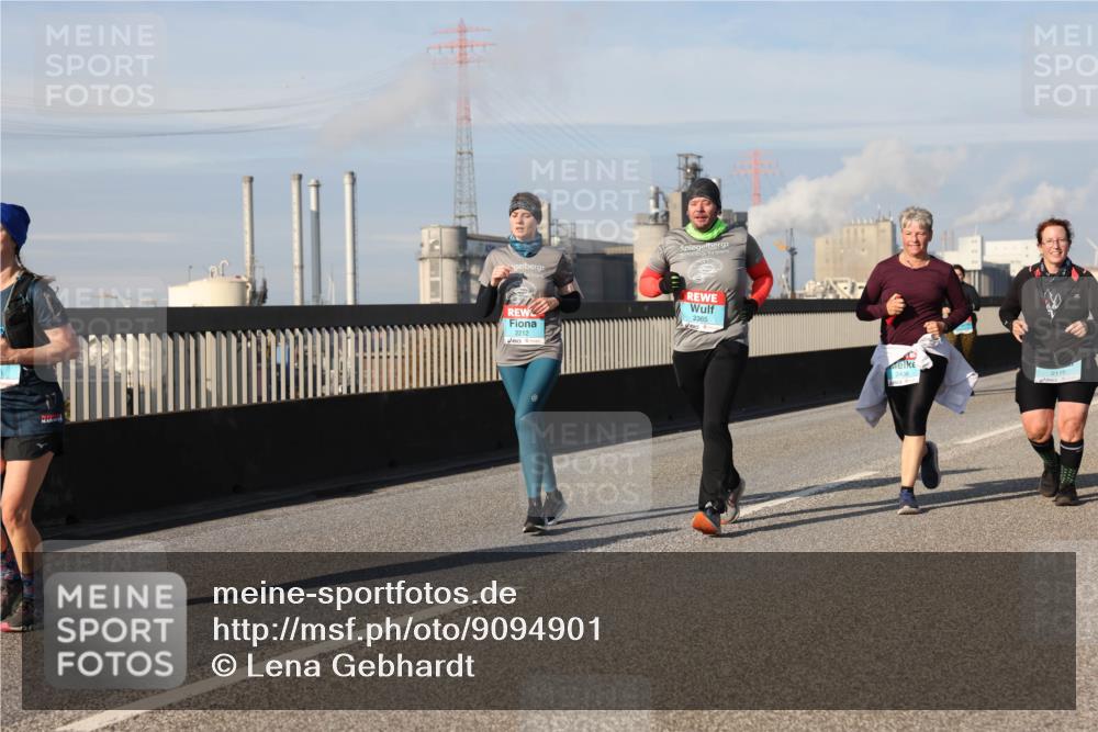 03.10.2025 - Köhlbrandbrückenlauf Lena Gebhardt http://msf.ph/oto/9094901 03.10.2025 10:09:29 Position 2 2212, 2365, 2436 meine-sportfotos.de
