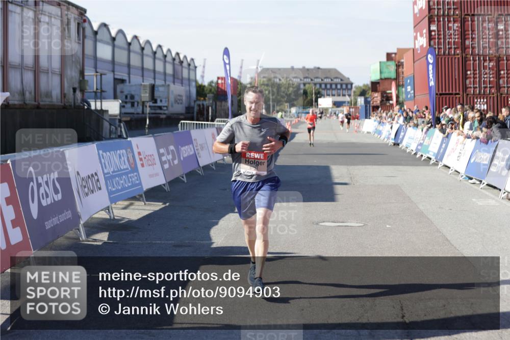 03.10.2025 - Köhlbrandbrückenlauf Jannik Wohlers http://msf.ph/oto/9094903 03.10.2025 12:54:51 Ziel 4079, 6151, 6621 meine-sportfotos.de