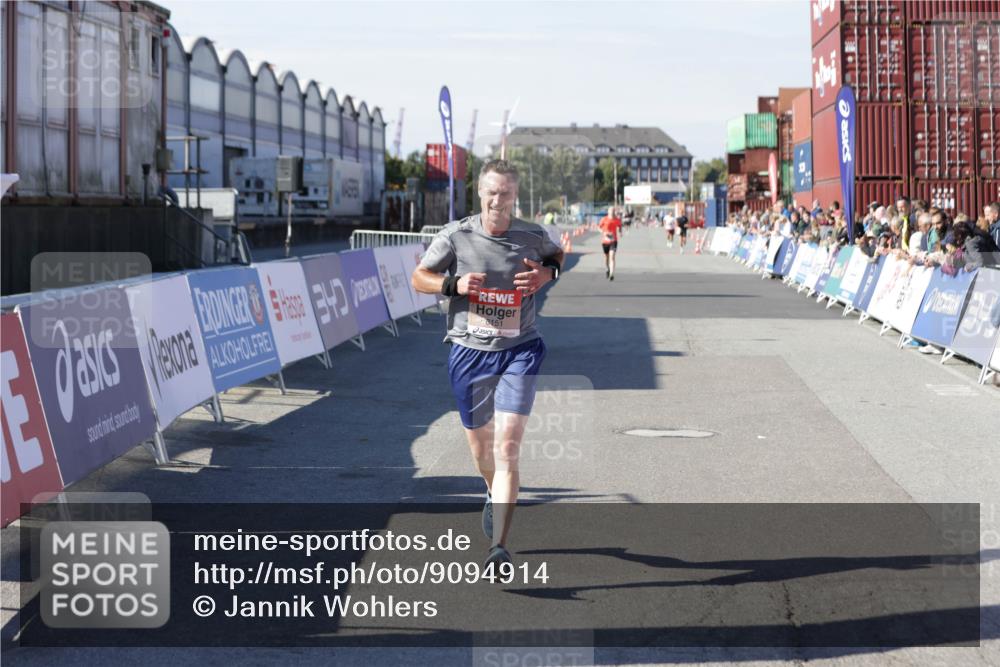 03.10.2025 - Köhlbrandbrückenlauf Jannik Wohlers http://msf.ph/oto/9094914 03.10.2025 12:54:51 Ziel 4079, 6151, 6621 meine-sportfotos.de