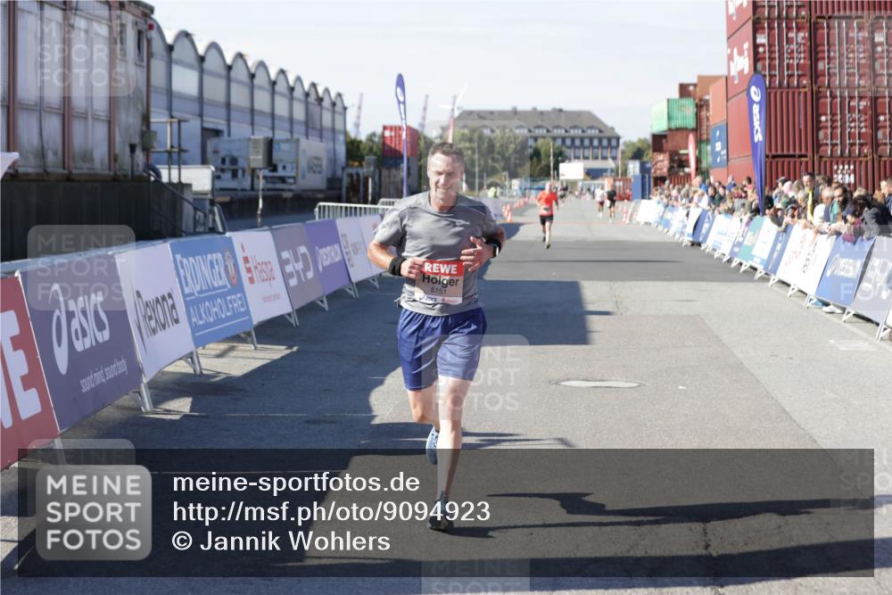 03.10.2025 - Köhlbrandbrückenlauf Jannik Wohlers http://msf.ph/oto/9094923 03.10.2025 12:54:51 Ziel 4079, 6151, 6621 meine-sportfotos.de