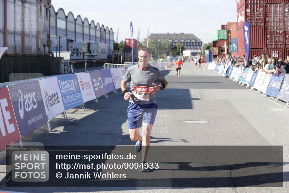 03.10.2025 - Köhlbrandbrückenlauf Jannik Wohlers http://msf.ph/oto/9094933 03.10.2025 12:54:51 Ziel 4079, 6151, 6621 meine-sportfotos.de