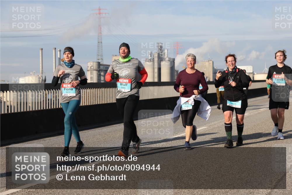 03.10.2025 - Köhlbrandbrückenlauf Lena Gebhardt http://msf.ph/oto/9094944 03.10.2025 10:09:30 Position 2 2212, 2365, 2436, 2116, 2631 meine-sportfotos.de