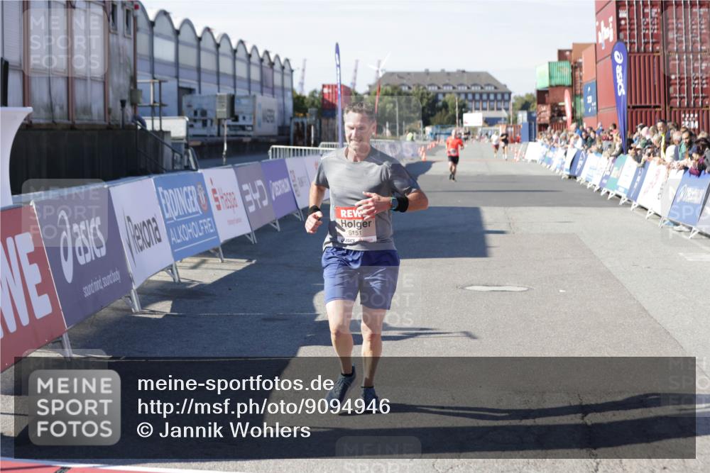 03.10.2025 - Köhlbrandbrückenlauf Jannik Wohlers http://msf.ph/oto/9094946 03.10.2025 12:54:51 Ziel 4079, 6151, 6621 meine-sportfotos.de