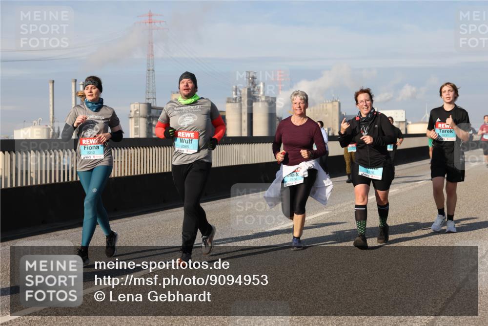 03.10.2025 - Köhlbrandbrückenlauf Lena Gebhardt http://msf.ph/oto/9094953 03.10.2025 10:09:30 Position 2 2212, 2365, 2436, 2116, 2631 meine-sportfotos.de
