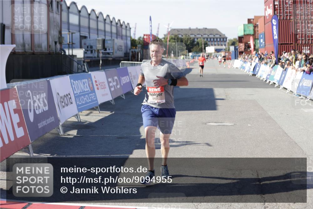 03.10.2025 - Köhlbrandbrückenlauf Jannik Wohlers http://msf.ph/oto/9094955 03.10.2025 12:54:51 Ziel 4079, 6151, 6621 meine-sportfotos.de