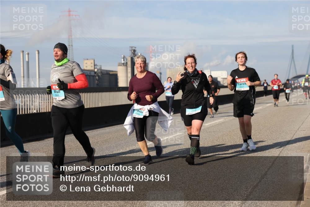 03.10.2025 - Köhlbrandbrückenlauf Lena Gebhardt http://msf.ph/oto/9094961 03.10.2025 10:09:31 Position 2 2365, 2436, 2116, 2631 meine-sportfotos.de