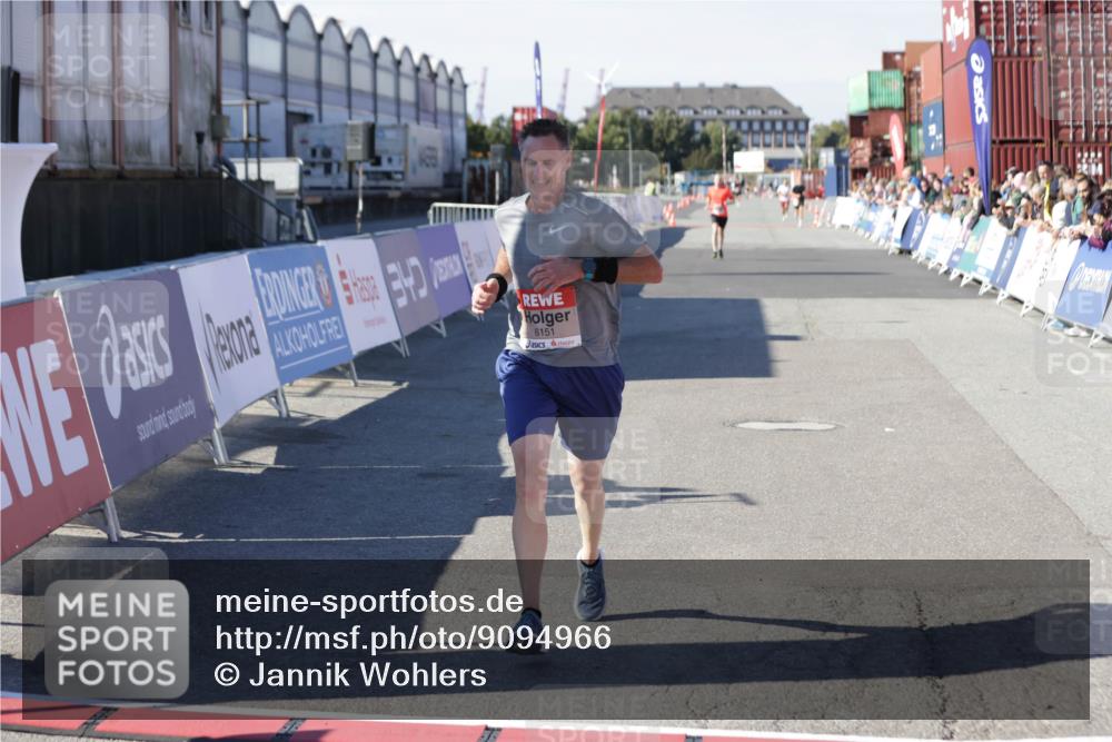 03.10.2025 - Köhlbrandbrückenlauf Jannik Wohlers http://msf.ph/oto/9094966 03.10.2025 12:54:51 Ziel 4079, 6151, 6621 meine-sportfotos.de