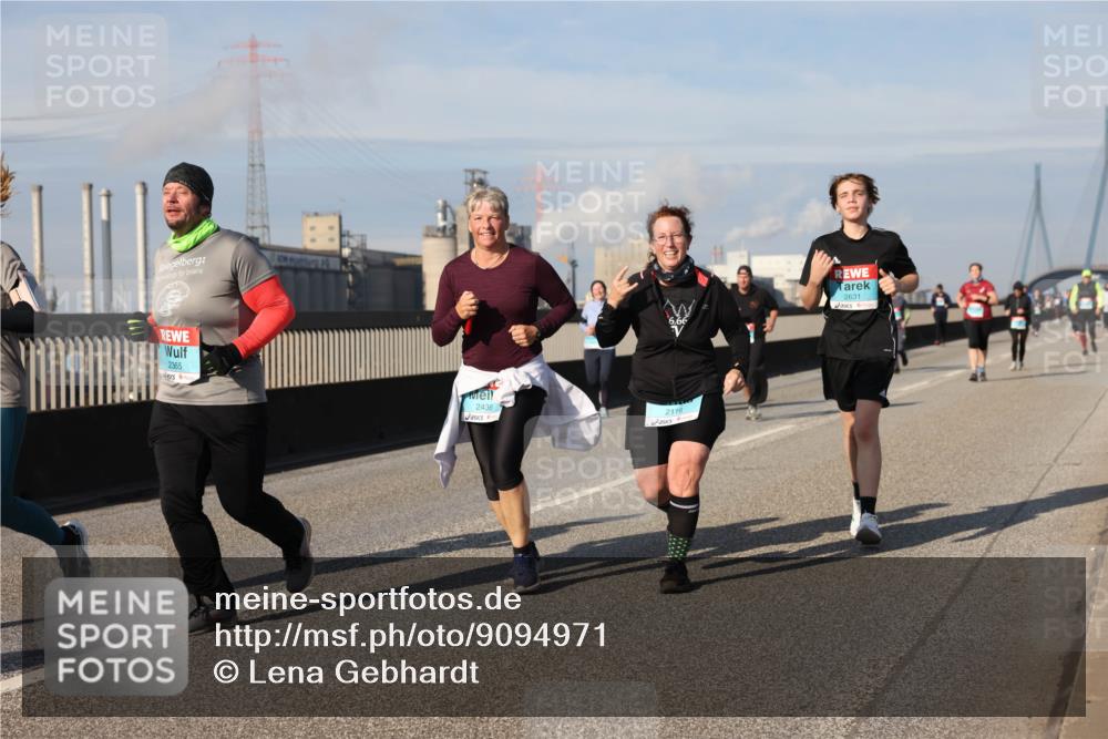 03.10.2025 - Köhlbrandbrückenlauf Lena Gebhardt http://msf.ph/oto/9094971 03.10.2025 10:09:31 Position 2 2365, 2436, 6, 66, 2631, 2116 meine-sportfotos.de