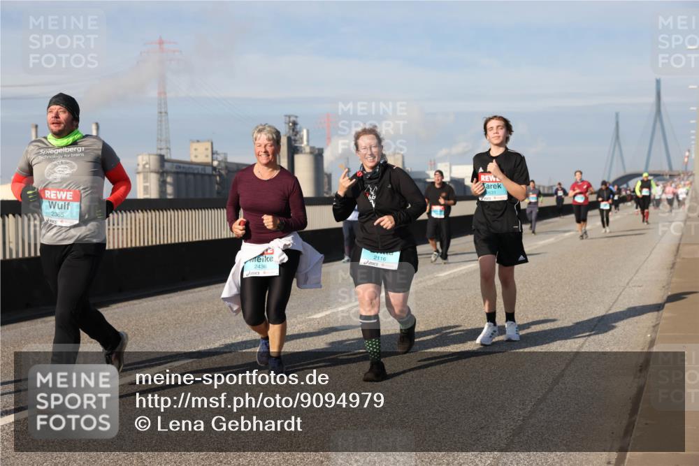 03.10.2025 - Köhlbrandbrückenlauf Lena Gebhardt http://msf.ph/oto/9094979 03.10.2025 10:09:31 Position 2 2365, 2436, 2116, 2631 meine-sportfotos.de