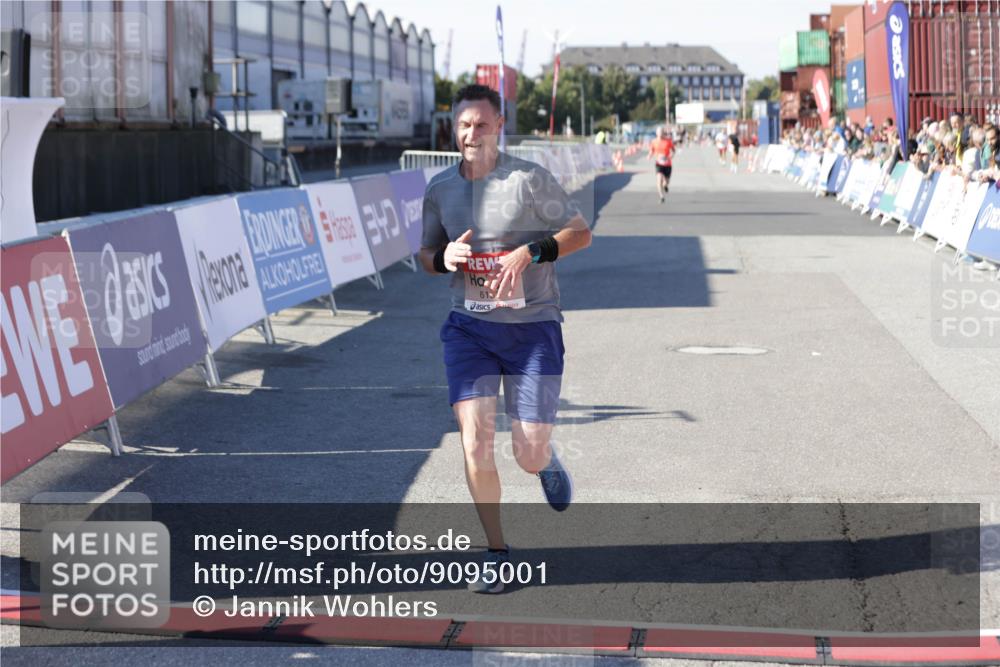 03.10.2025 - Köhlbrandbrückenlauf Jannik Wohlers http://msf.ph/oto/9095001 03.10.2025 12:54:51 Ziel 4079, 6151, 6621 meine-sportfotos.de