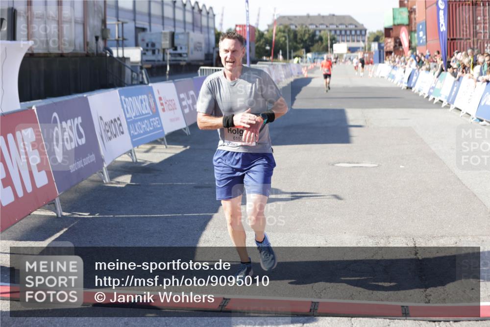 03.10.2025 - Köhlbrandbrückenlauf Jannik Wohlers http://msf.ph/oto/9095010 03.10.2025 12:54:51 Ziel 4079, 6151, 6621 meine-sportfotos.de