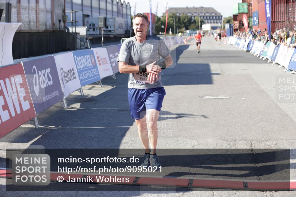 03.10.2025 - Köhlbrandbrückenlauf Jannik Wohlers http://msf.ph/oto/9095021 03.10.2025 12:54:51 Ziel 4079, 6151, 6621 meine-sportfotos.de