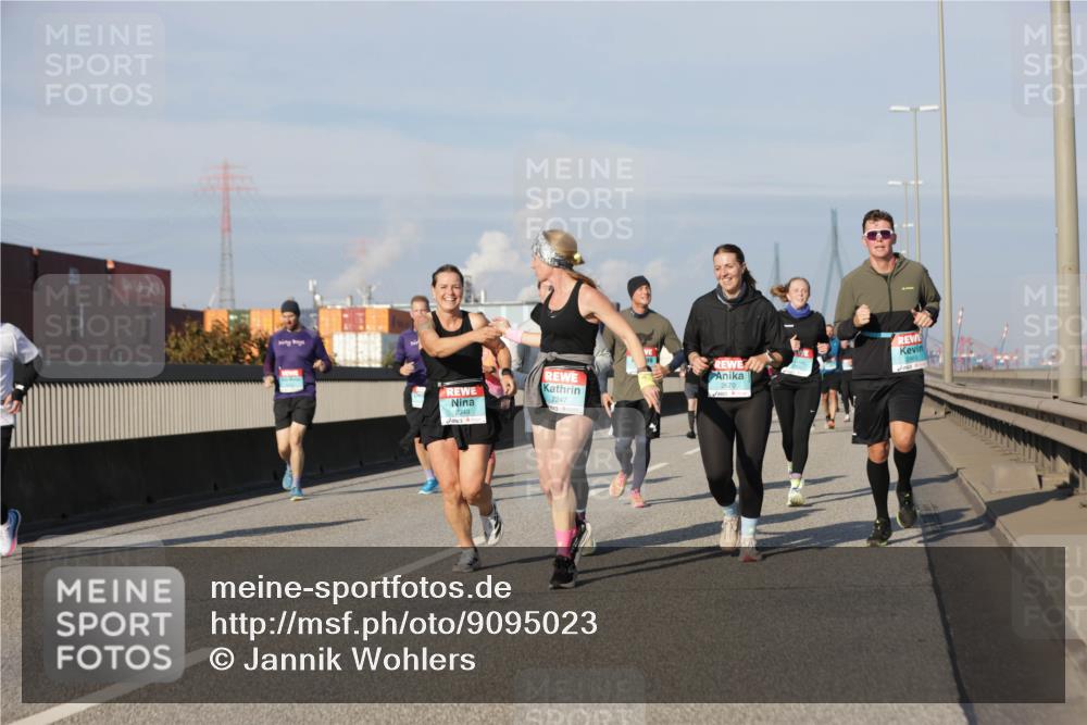03.10.2025 - Köhlbrandbrückenlauf Jannik Wohlers http://msf.ph/oto/9095023 03.10.2025 10:01:19 Position 3 2349, 2247, 2670 meine-sportfotos.de