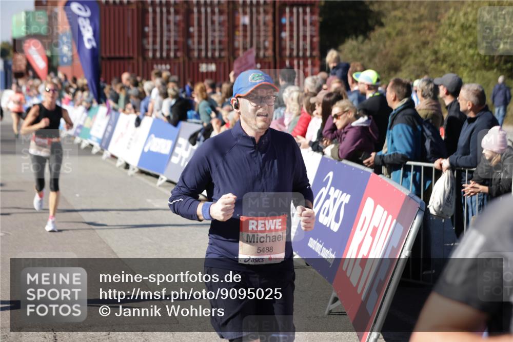 03.10.2025 - Köhlbrandbrückenlauf Jannik Wohlers http://msf.ph/oto/9095025 03.10.2025 13:20:46 Ziel 4476, 4646, 4709, 5480, 5488, 5774, 5918, 5920, 6703, 6777, 6807 meine-sportfotos.de