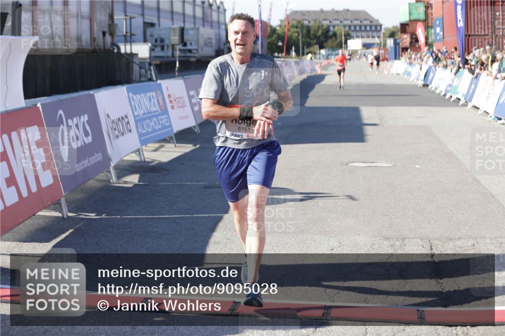 03.10.2025 - Köhlbrandbrückenlauf Jannik Wohlers http://msf.ph/oto/9095028 03.10.2025 12:54:51 Ziel 4079, 6151, 6621 meine-sportfotos.de
