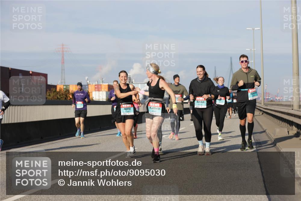 03.10.2025 - Köhlbrandbrückenlauf Jannik Wohlers http://msf.ph/oto/9095030 03.10.2025 10:01:19 Position 3 2349, 2247, 2670 meine-sportfotos.de