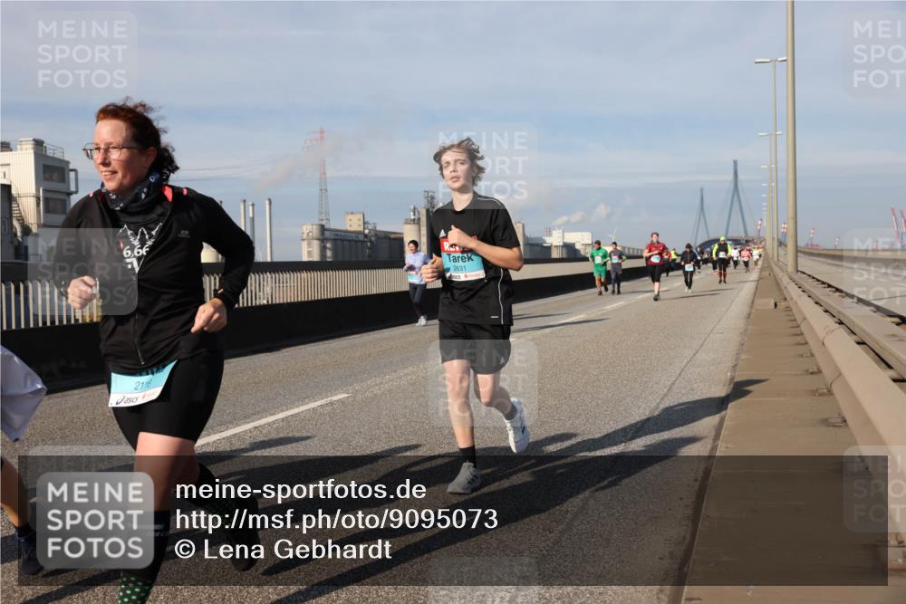 03.10.2025 - Köhlbrandbrückenlauf Lena Gebhardt http://msf.ph/oto/9095073 03.10.2025 10:09:33 Position 2 6, 66, 2116, 2631 meine-sportfotos.de