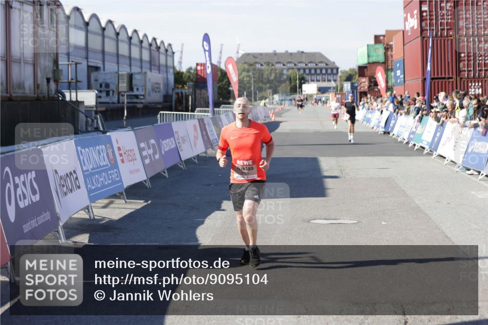 03.10.2025 - Köhlbrandbrückenlauf Jannik Wohlers http://msf.ph/oto/9095104 03.10.2025 12:55:00 Ziel 5765, 6151 meine-sportfotos.de