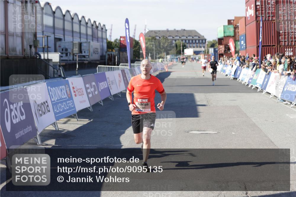 03.10.2025 - Köhlbrandbrückenlauf Jannik Wohlers http://msf.ph/oto/9095135 03.10.2025 12:55:00 Ziel 5765, 6151 meine-sportfotos.de