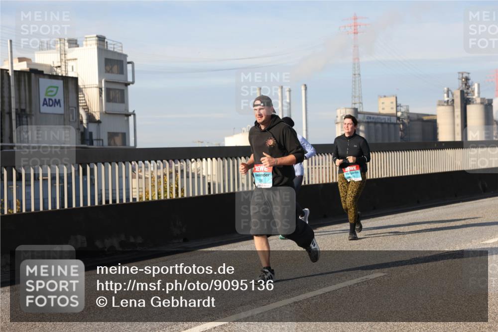 03.10.2025 - Köhlbrandbrückenlauf Lena Gebhardt http://msf.ph/oto/9095136 03.10.2025 10:09:35 Position 2  meine-sportfotos.de