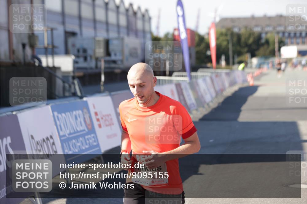 03.10.2025 - Köhlbrandbrückenlauf Jannik Wohlers http://msf.ph/oto/9095155 03.10.2025 12:55:01 Ziel 5765, 6151, 6410 meine-sportfotos.de