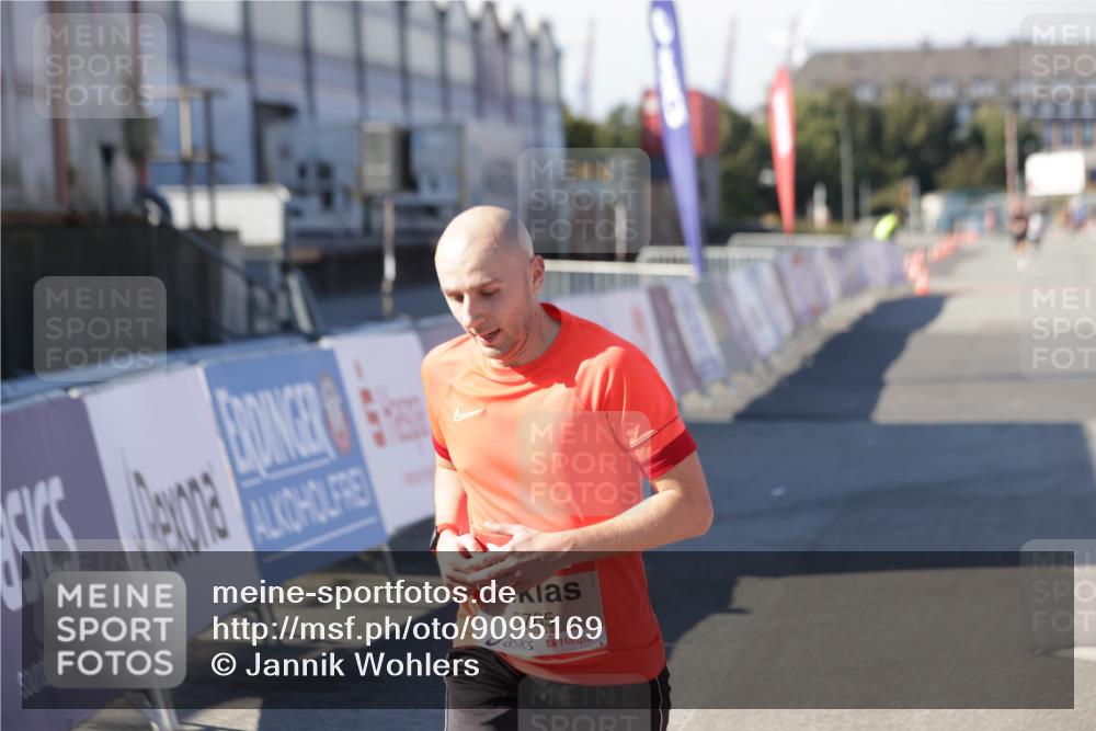 03.10.2025 - Köhlbrandbrückenlauf Jannik Wohlers http://msf.ph/oto/9095169 03.10.2025 12:55:01 Ziel 5765, 6151, 6410 meine-sportfotos.de